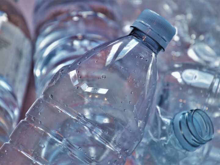 Domy ze śmieci i butelka powstała w 100% z recyklingu