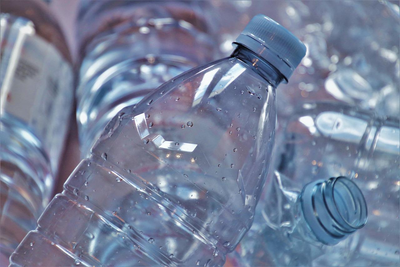 Domy ze śmieci i butelka powstała w 100% z recyklingu