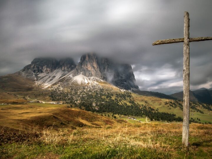 Spór o zniszczony krzyż na Górze Grojec – siły natury czy działanie człowieka?