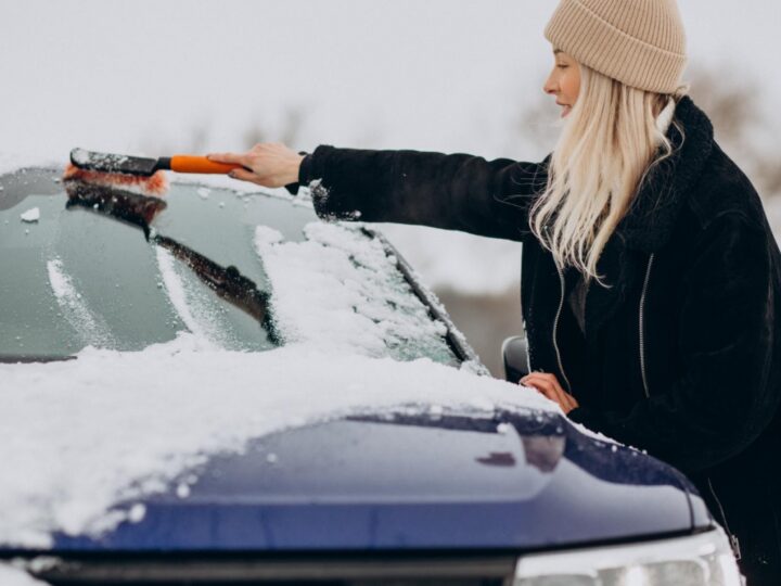 Zimowe obowiązki kierowców: bezpieczna jazda zaczyna się od odśnieżenia auta