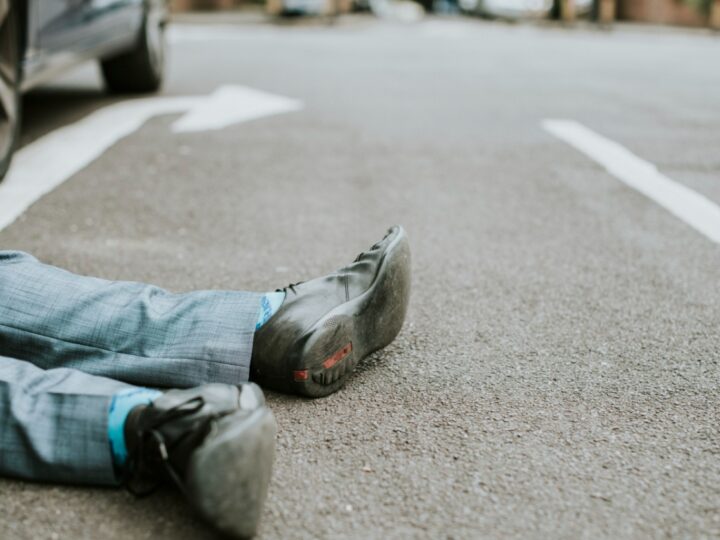 Zdarzenie drogowe w Powiecie Żywieckim – 23-letni kierowca potrącił pieszego