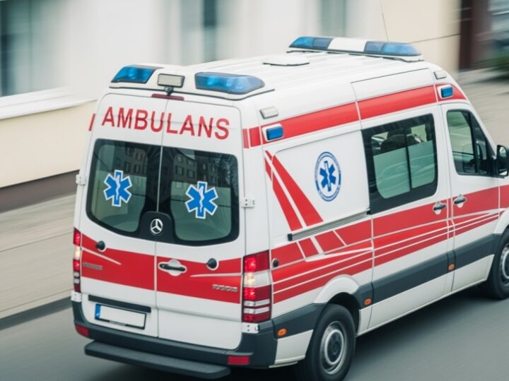 Kierowca wjechał na lód i utknął w jeziorze – strażacy ostrzegają przed niebezpieczeństwem