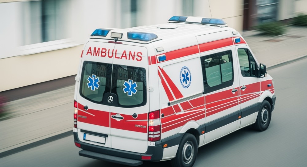 Kierowca wjechał na lód i utknął w jeziorze – strażacy ostrzegają przed niebezpieczeństwem