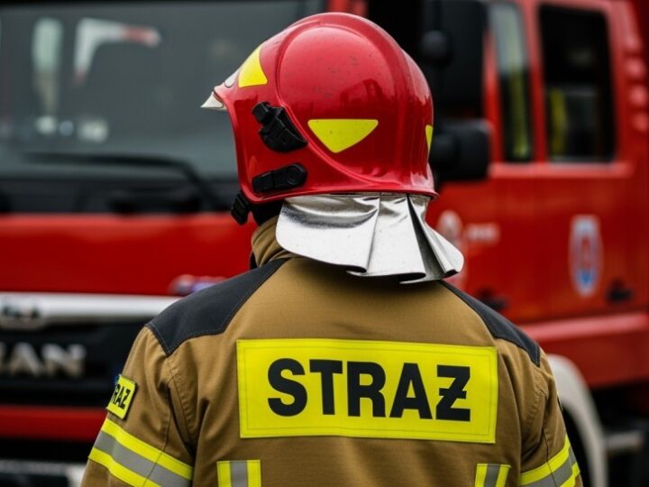 Silny wiatr niszczy dach w Lipowej – OSP w akcji!