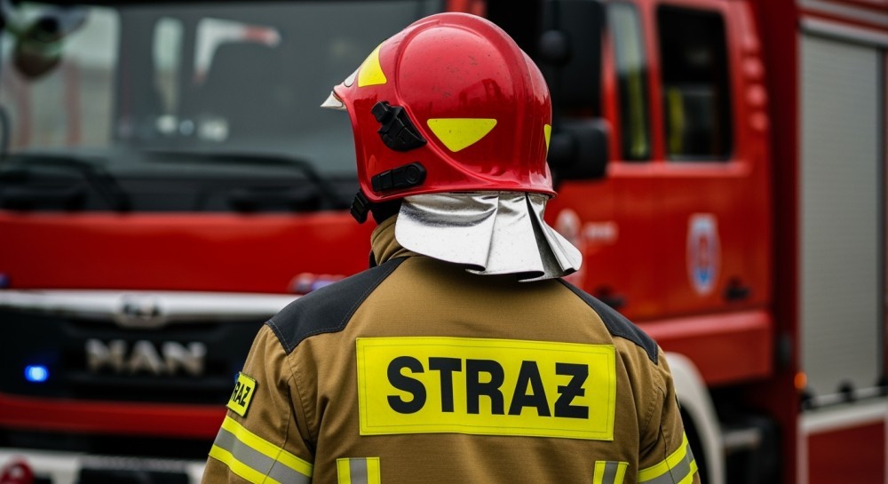 Silny wiatr niszczy dach w Lipowej – OSP w akcji!