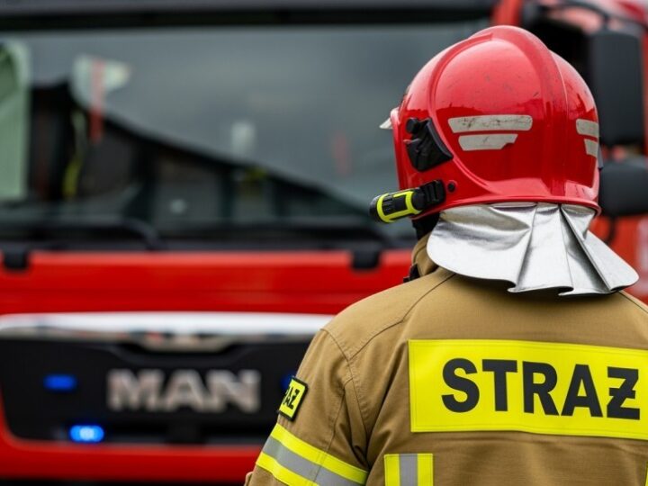 Strażacy z OSP Oczków instalują czujki dymu dla lepszego bezpieczeństwa mieszkańców