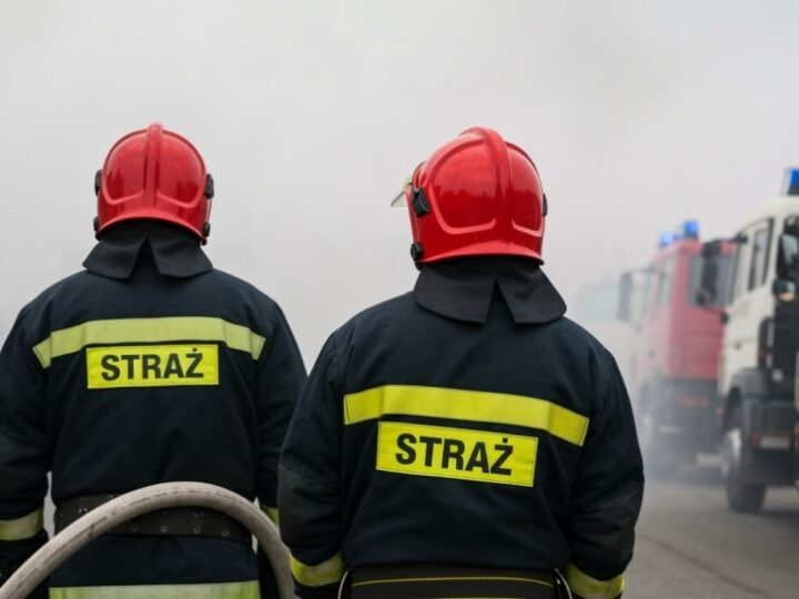 Pożar w Leśnej: strażacy walczą z ogniem w garażu!
