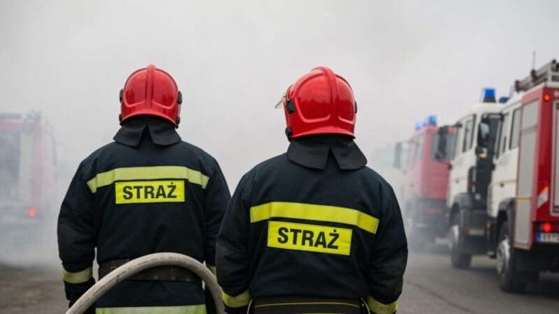 Pożar w Leśnej: strażacy walczą z ogniem w garażu!