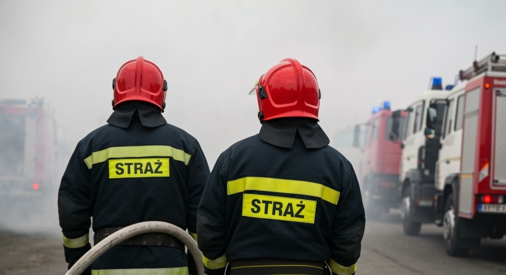 Pożar w Leśnej: strażacy walczą z ogniem w garażu!