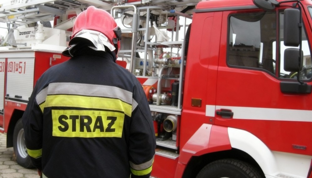 Zagrożenie w Lipowej: strażacy usuwają niebezpieczne drzewo!